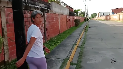 Indian mature gives her big juicy pussy to a stranger