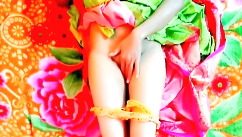 Solo girl playing with her fingering pussy at home