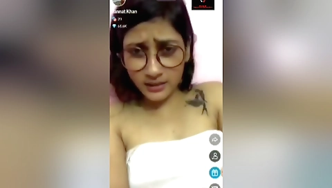 Sexy chick in hot lingerie shows her ass on webcam