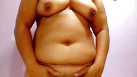 Indian wife tries to cum in her tight body in homemade video