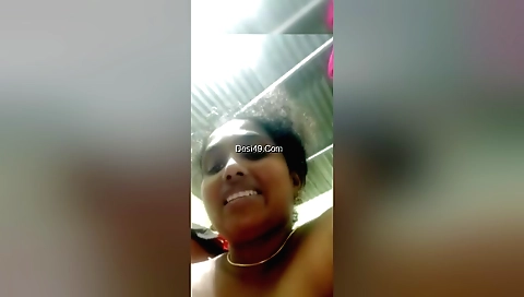 Indian chick with big boobs shows her beautiful body