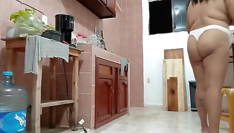 Masturbed single female video shows her in the kitchen