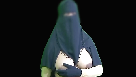 Indian housewife in sexy bra makes you feel so excited