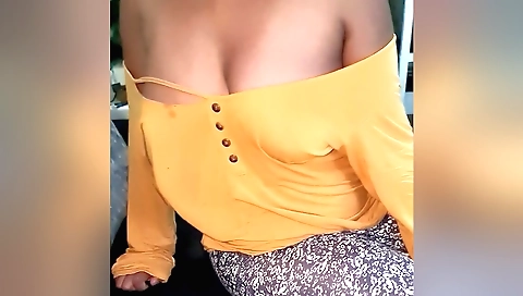 Shaking ass and breasts in amateur video on a webcam