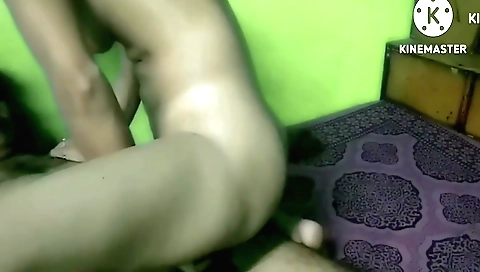 Indian chick fucks in her pussy in her amateur sex video