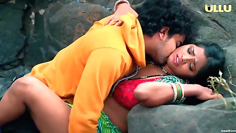 Bimbo in a bikini in the rain gets a lot of compliments