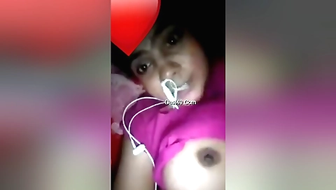 Hot brunette shows off her sexy body in homemade video