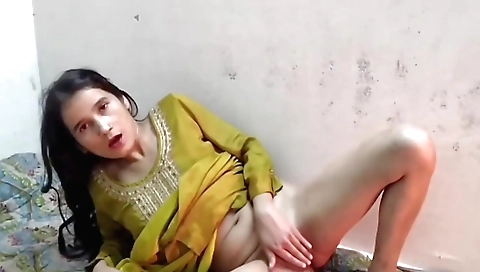 Indian amateur solo video showing how she masturbates