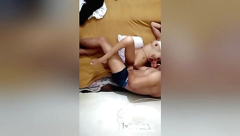 Indian young whore makes a naked video with a dick