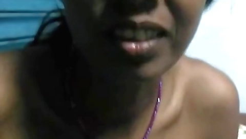 Indian mature girl is showing her body in the web camera