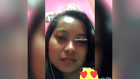 Amorous desi chick shows boobs in solo webcam video