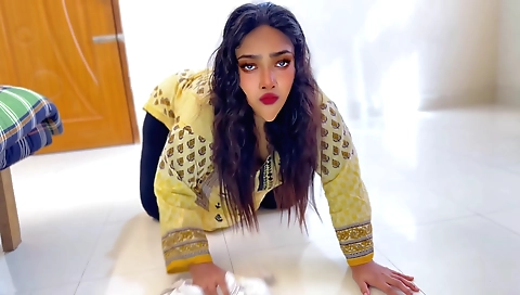 Amateur brunette with a big ass gets stuck under the bed