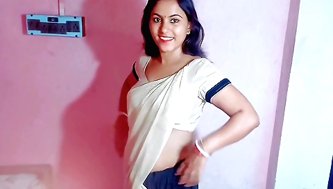 Indian brunette naked with a big boob and ass in homemade solo scene