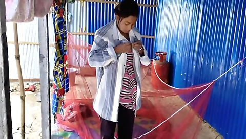 Indian amateur video clip of a naked woman sucking dick