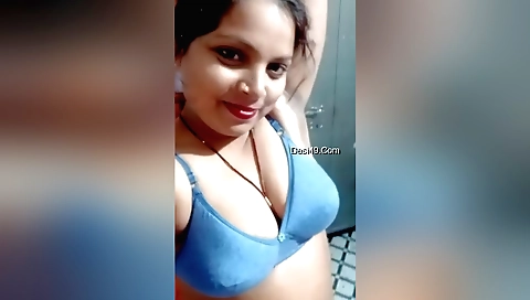 Today Exclusive-horny Desi Bhabhi Sucking Her Boobs