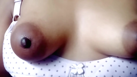 Indian babe takes off clothes and masturbates in her ass