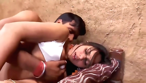 Sexy brunette chick with a nice ass on amateur porn video