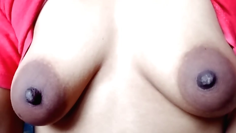 Sexy amateur beauty is filming her sexy body in a webcam video