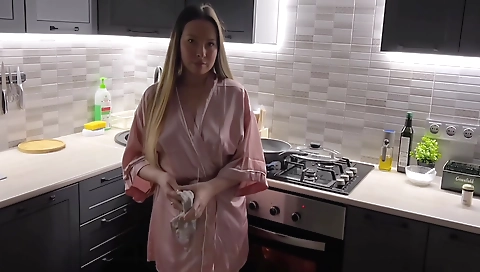 Indian girl fry some egg with skill on a porn video