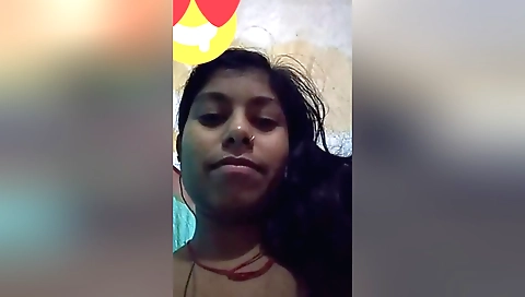 Amateur teen naked solo shows her body in webcam clip