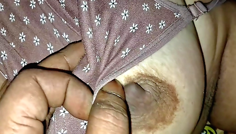 Indian girl with small body and natural boobs makes a porn video