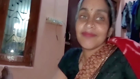 Amateur brunette getting fucked and cumming on the bed