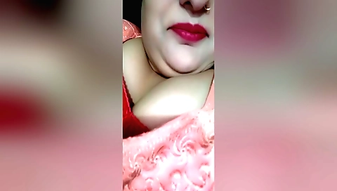 Bhabi shows off her body in her amateur big boobs video