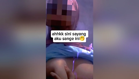 Hot indian girlfriend shows her sexy ass to the camera