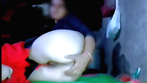 Indian chick with shaved pussy has a blowjob in amateur sex video