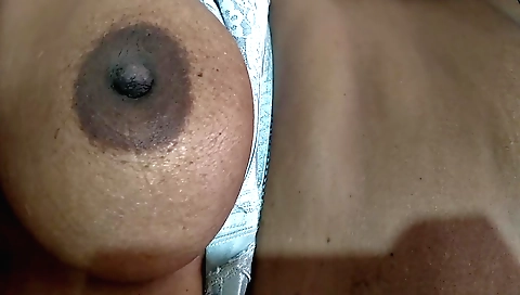 Sexy babe with a big ass enjoys a solo webcam clip