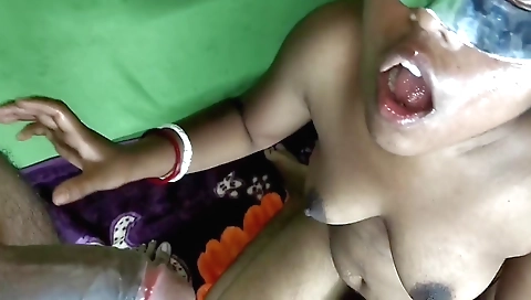 Indian babe deep throats her man in homemade sex video