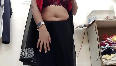 Indian girl with large boobs and round ass in solo clip