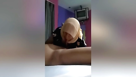 Indian amateur teen gets her head on top of the dude