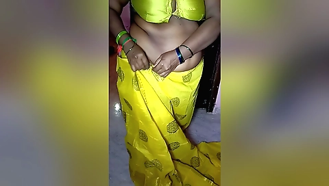 Indian girl with a big booty shows off her sexy body
