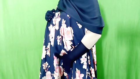 Amateur housewife enjoys alone with herself and makes love