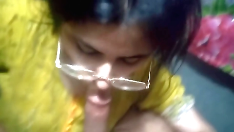 A brunette with big boobs 18+ girl sucking a big krta koi