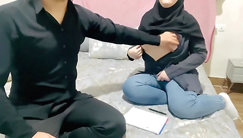 Indian chick fucked in the bedroom by a guy in a homemade vid