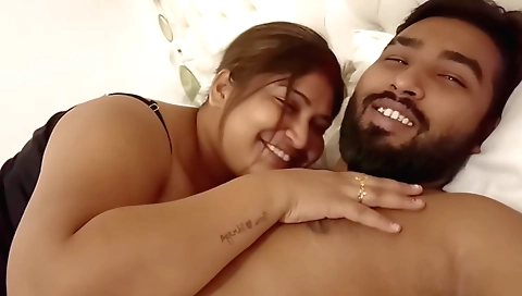 Indian amateur babe gives a blowjob and gets fucked