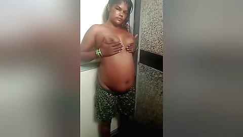 Indian amateur girl takes her boyfriend's cock in mouth