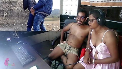 Indian girl shows herself naked in the homemade porn video