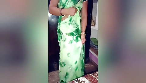 Gunjan bhabhi wears new saree and ready for fucking
